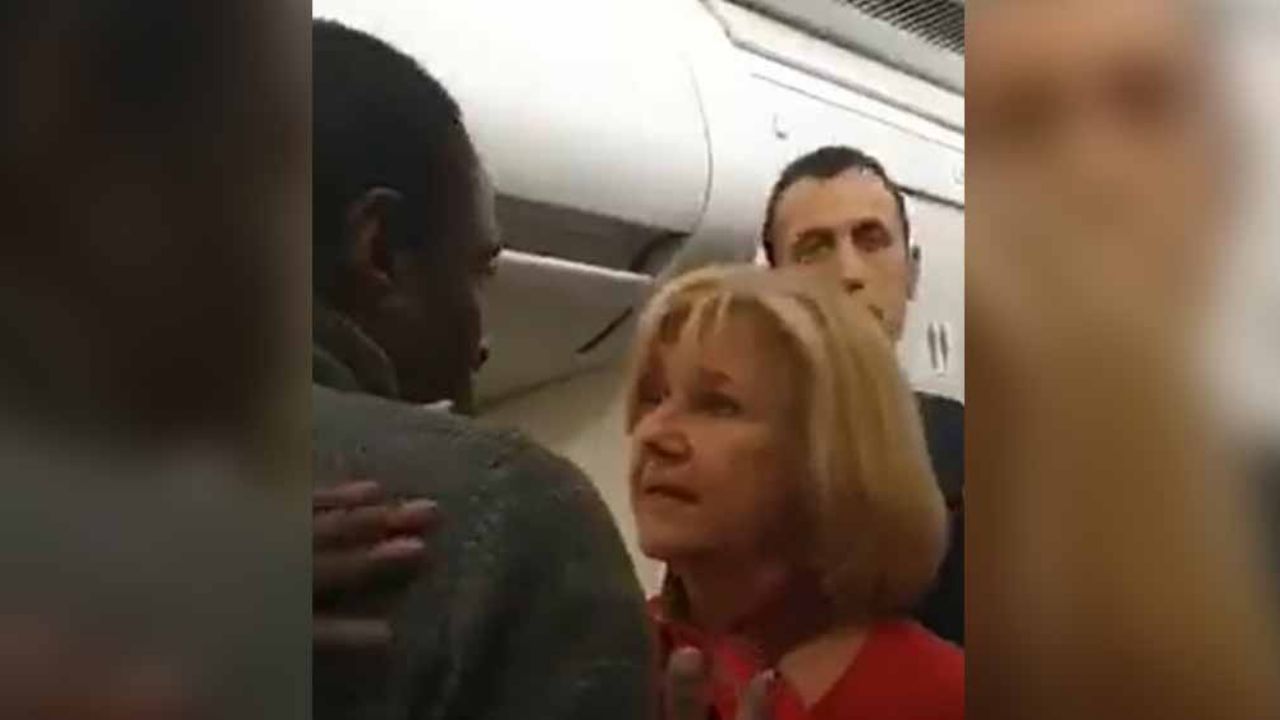 VIDEO: Pasajero golpea a azafata en disputa originada por temor al Covid-19
