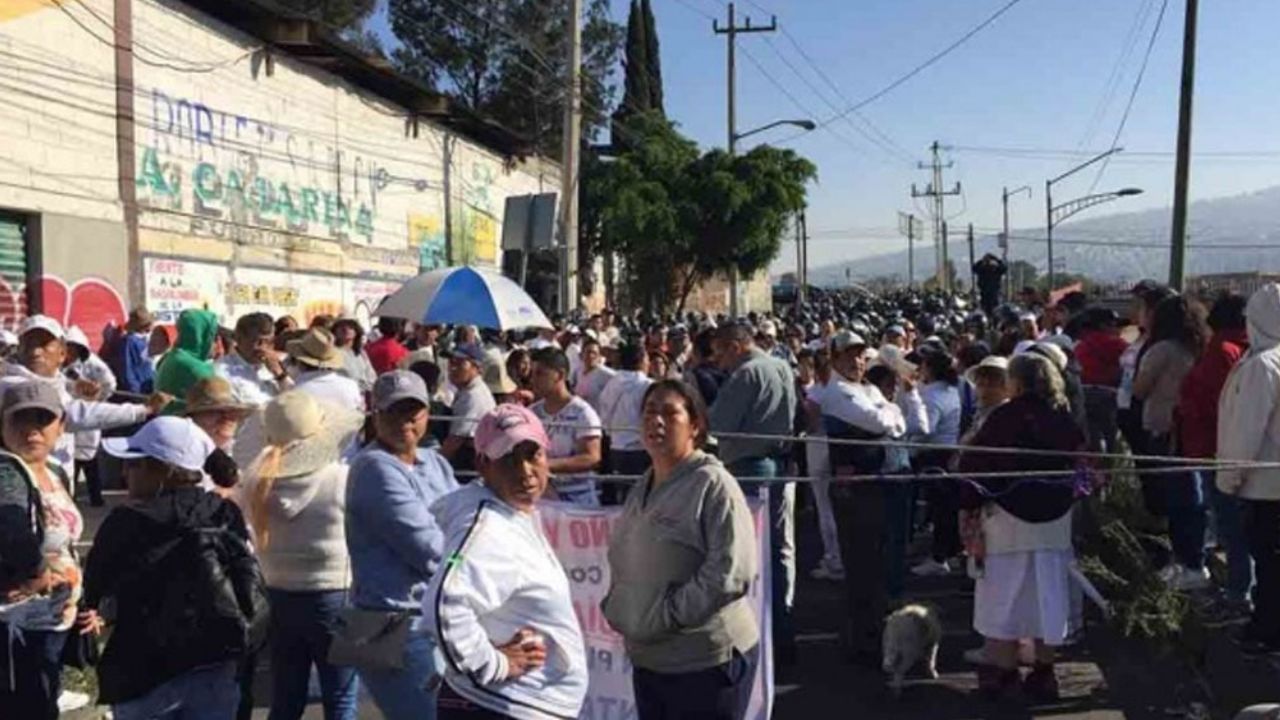 Policías golpean y desalojan a vecinos que pedían agua arrodillados