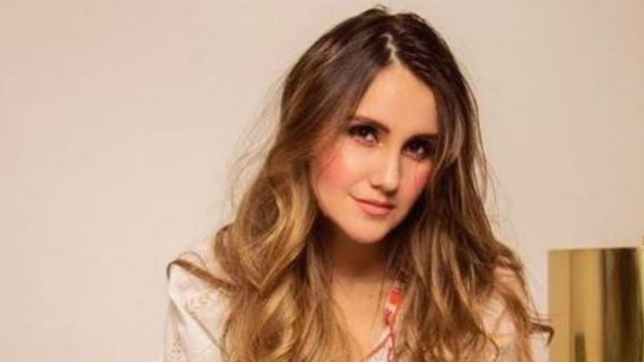 Dulce María luce sus pecas en profundo escote y pide cuidarse ante coronavirus