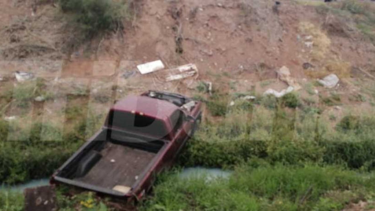 Por un descuido, camioneta termina en las aguas de un dren en Obregón