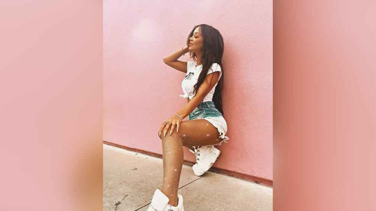 Caeli hace caso omiso al coronavirus y pasea en poca ropa por Los Ángeles