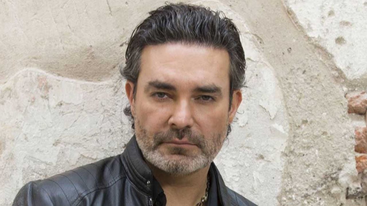 Exactor de Televisa luce sus canas y lo comparan con Alejandro Fernández