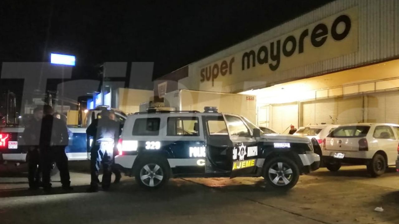 Bandidos armados atan a guardia de seguridad y asaltan supermercado