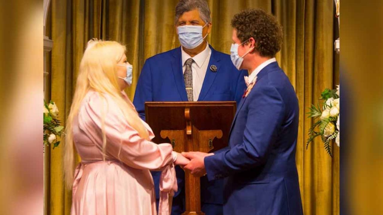 El “sí, acepto” de hoy: Pareja se casa con cubrebocas en medio del coronavirus