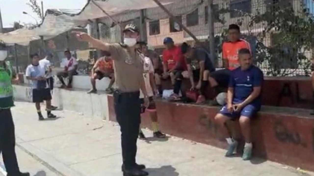 Detienen a jóvenes por jugar futbol durante cuarentena por coronavirus