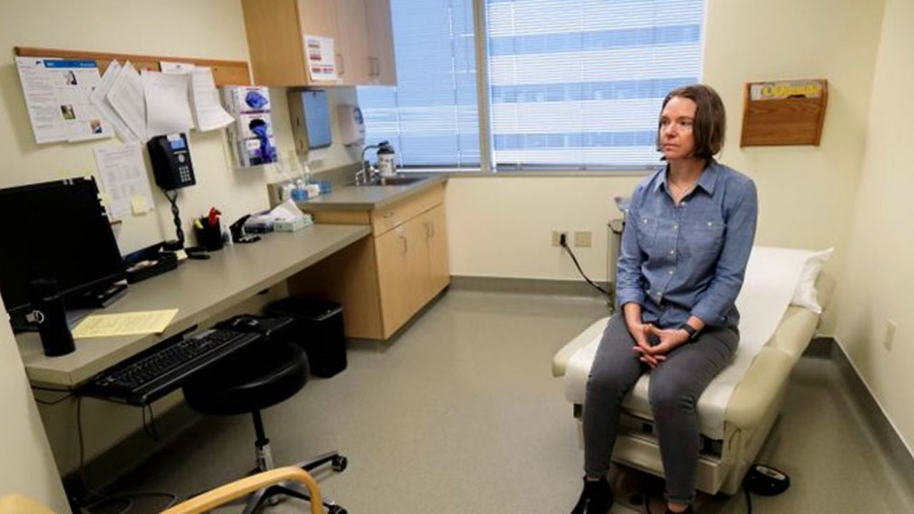 Covid-19: Jennifer es la primera persona en recibir la vacuna experimental de EU