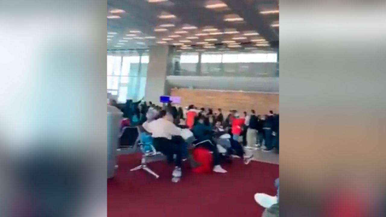 Mexicanos cantan ‘Cielito lindo’ al no poder salir de Francia por coronavirus