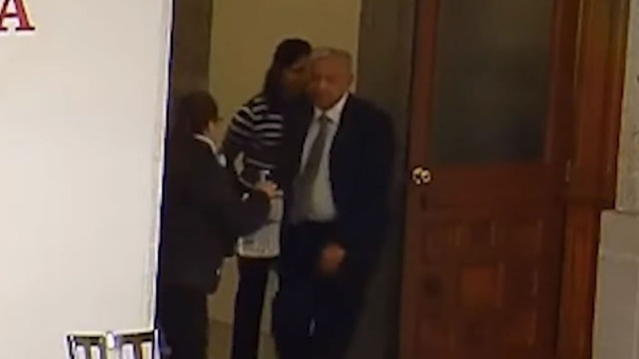 VIDEO: AMLO rechaza ponerse gel antibacterial previo a su ‘mañanera’