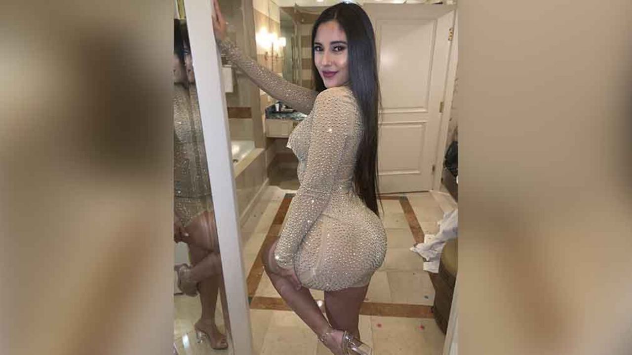 Angie Varona eleva la temperatura en la playa con descarado bikini
