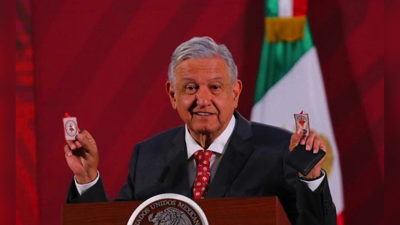 VIDEO: AMLO muestra sus “escudos protectores” que lo protegen del Covid-19