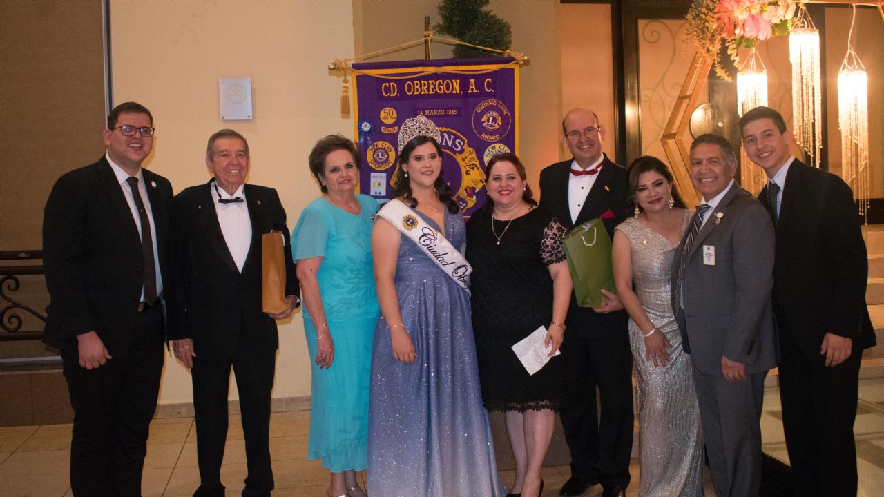 Integrantes del Club de Leones coronan a la nueva soberana de Ciudad Obregón