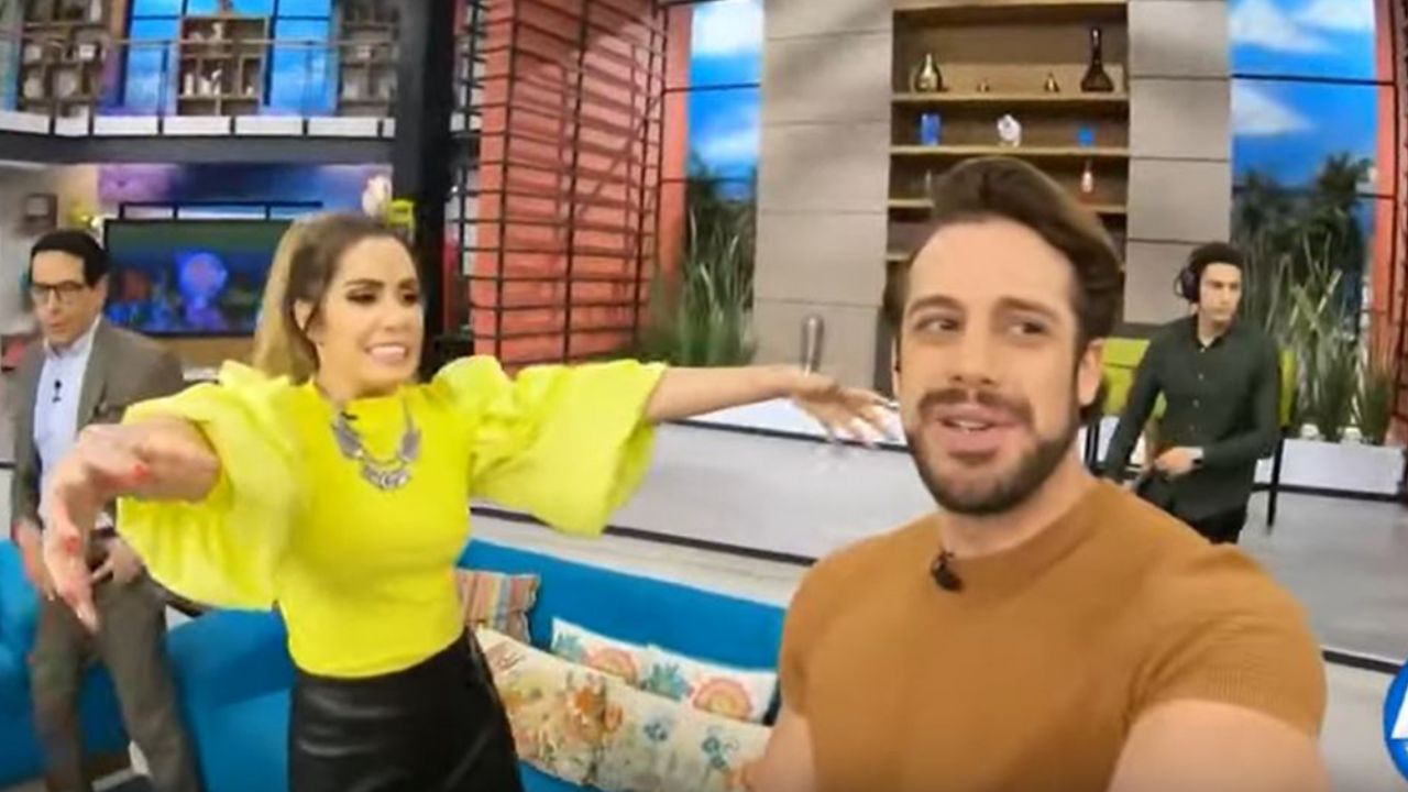 ¿Escalona, con coronavirus? Conductor la humilla al negarle abrazo en Televisa