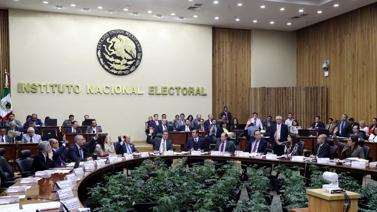 Diputados suspenden proceso de selección de consejeros del INE