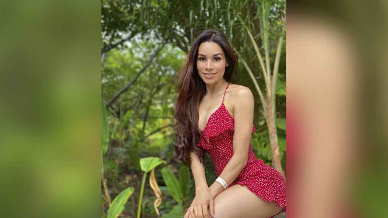 Junto a la escalera, Yuliett Torres expone sus atributos en short cachetero