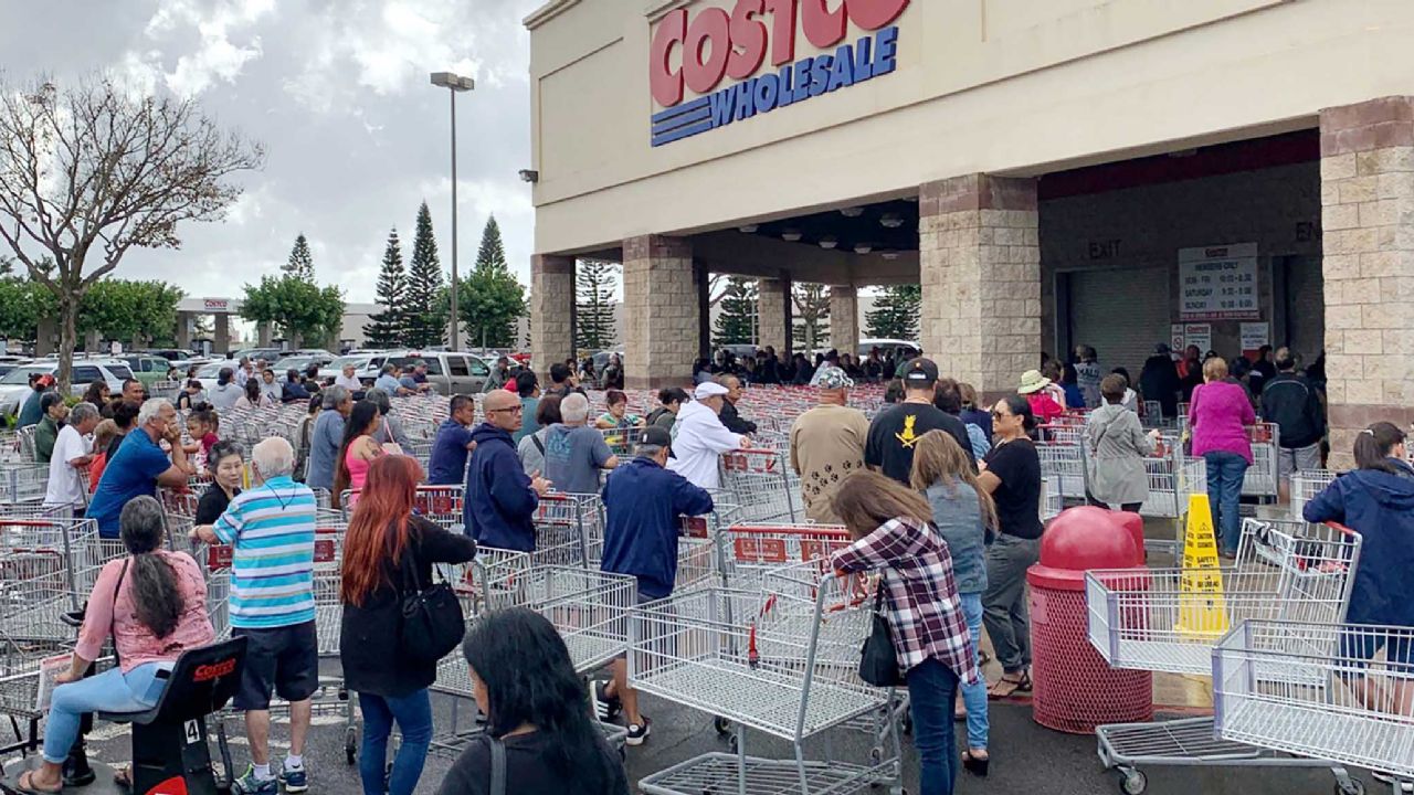 Estadounidenses cruzan a México para hacer sus compras de pánico