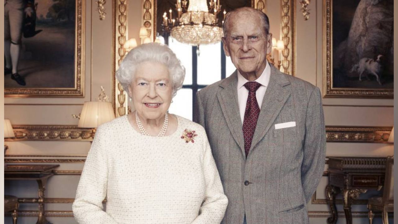Reina Isabel II y su esposo son llevados a Windsor en helicóptero por su salud