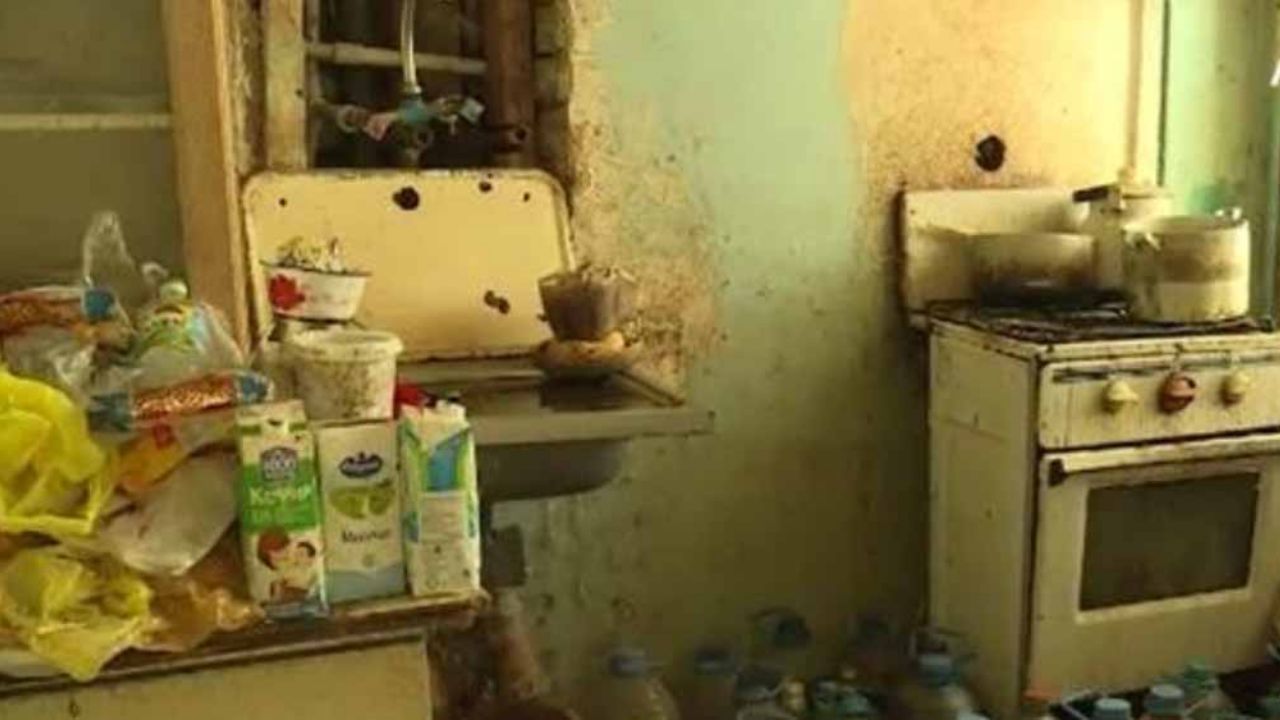 Familia vivía entre botellas llenas de su propia orina; vecinos llaman a la Policía