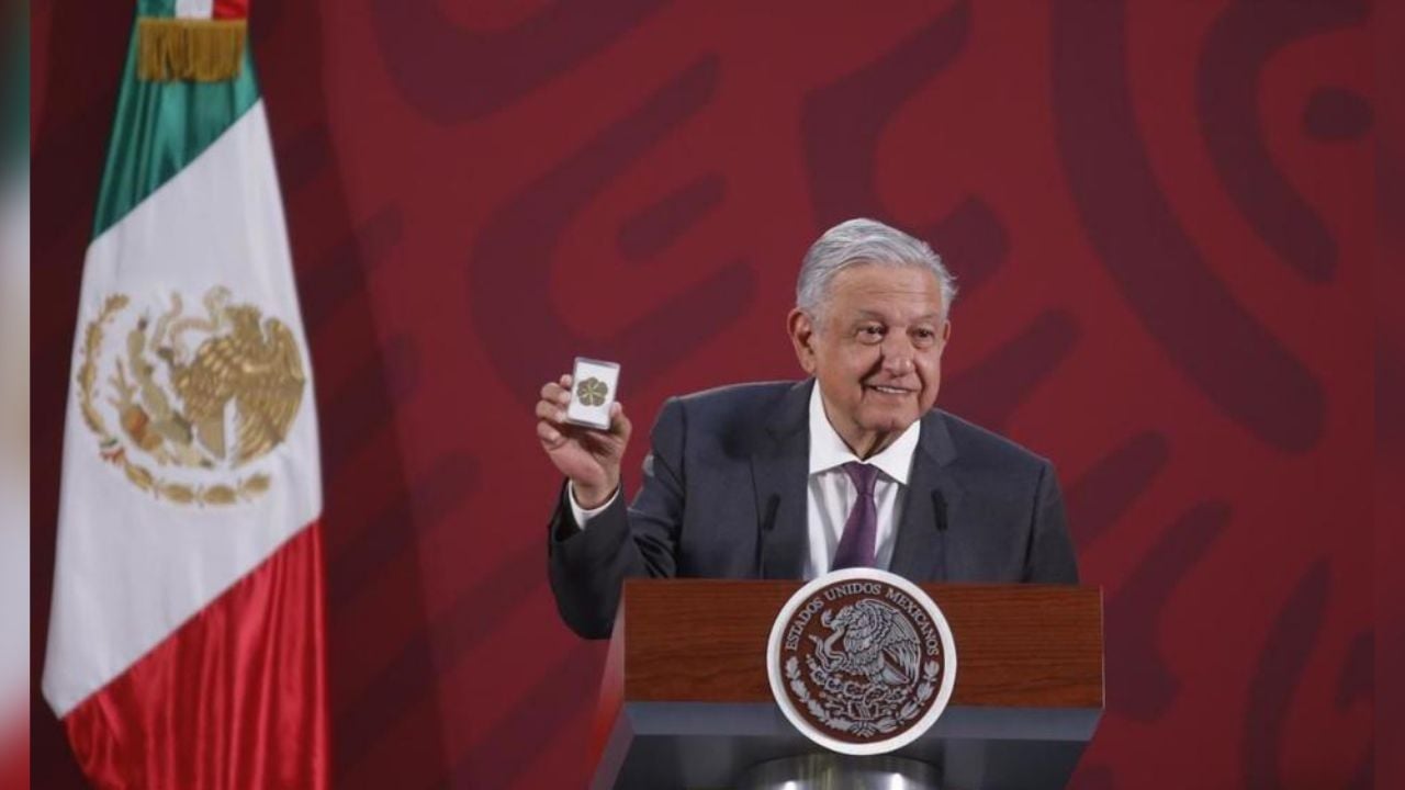 AMLO presume que un trébol de seis hojas lo protege del coronavirus