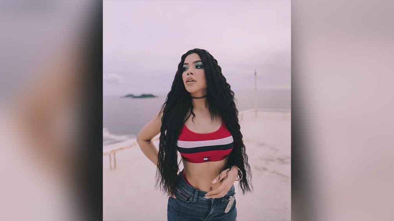 Kenia Os derrocha sensualidad desde la playa con un diminuto bikini