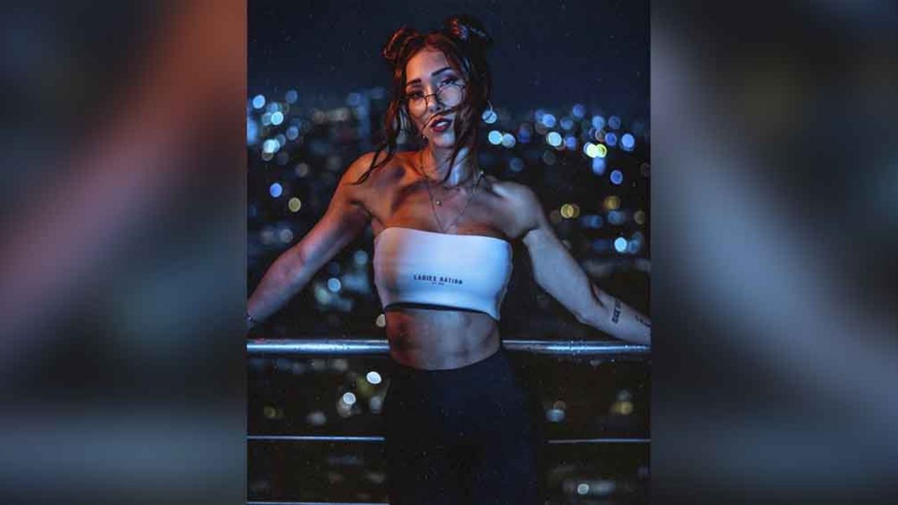 Arriba del sofá, Danik Michell luce su marcado abdomen en paños menores