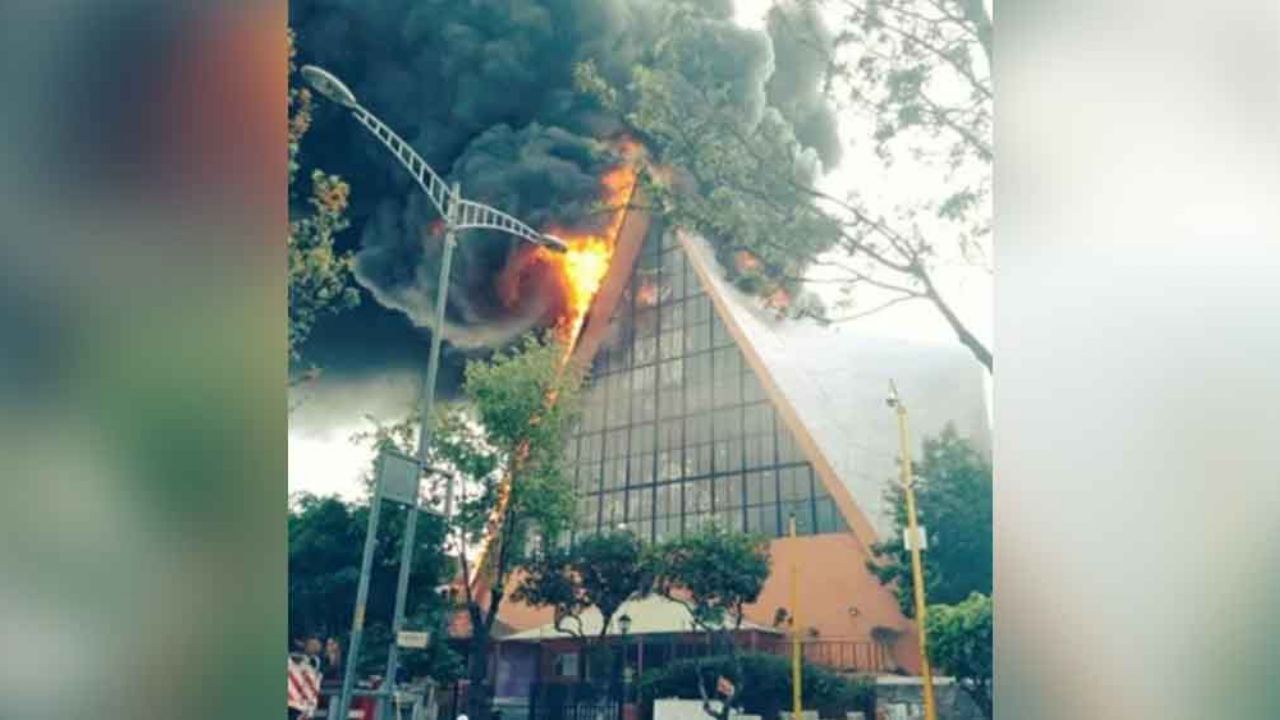 Parroquia de CDMX es consumida por el fuego; se desconoce saldo de heridos