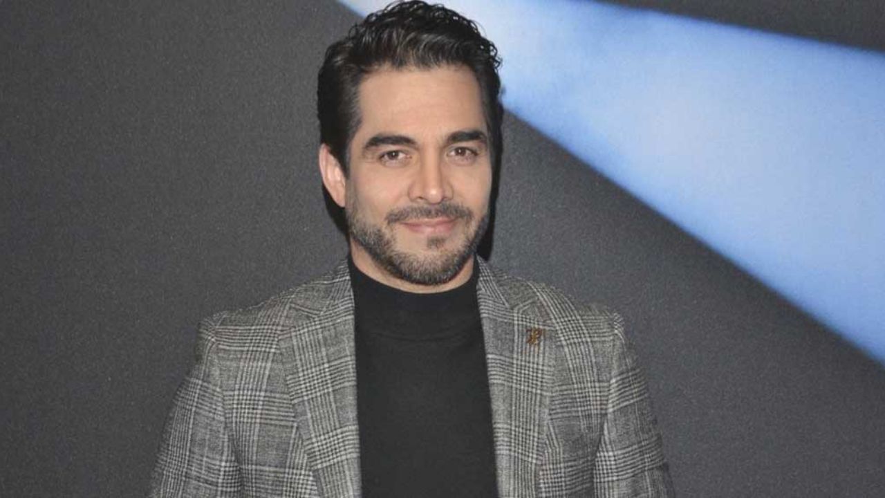 Omar Chaparro demuestra su destreza en karate durante la cuarentena