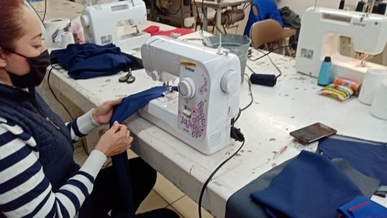 Banco de Ropa confecciona cubrebocas para prevenir Covid-19