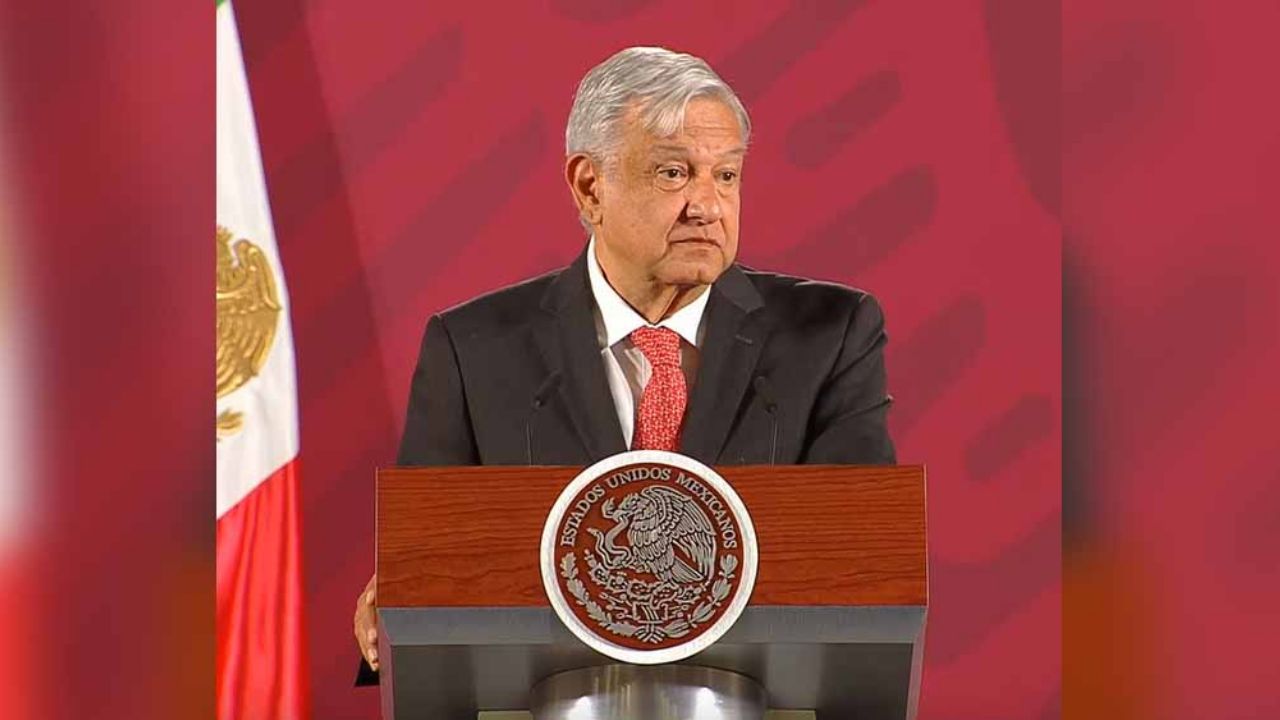 AMLO abraza y se protege con escudos; juez lo obliga a actuar ante el Covid-19
