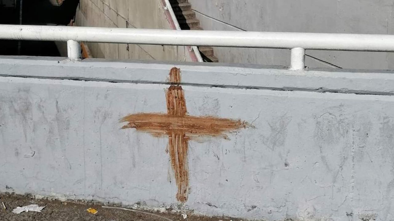 Gente de Guadalajara encuentra cruces pintadas con excremento por la calle