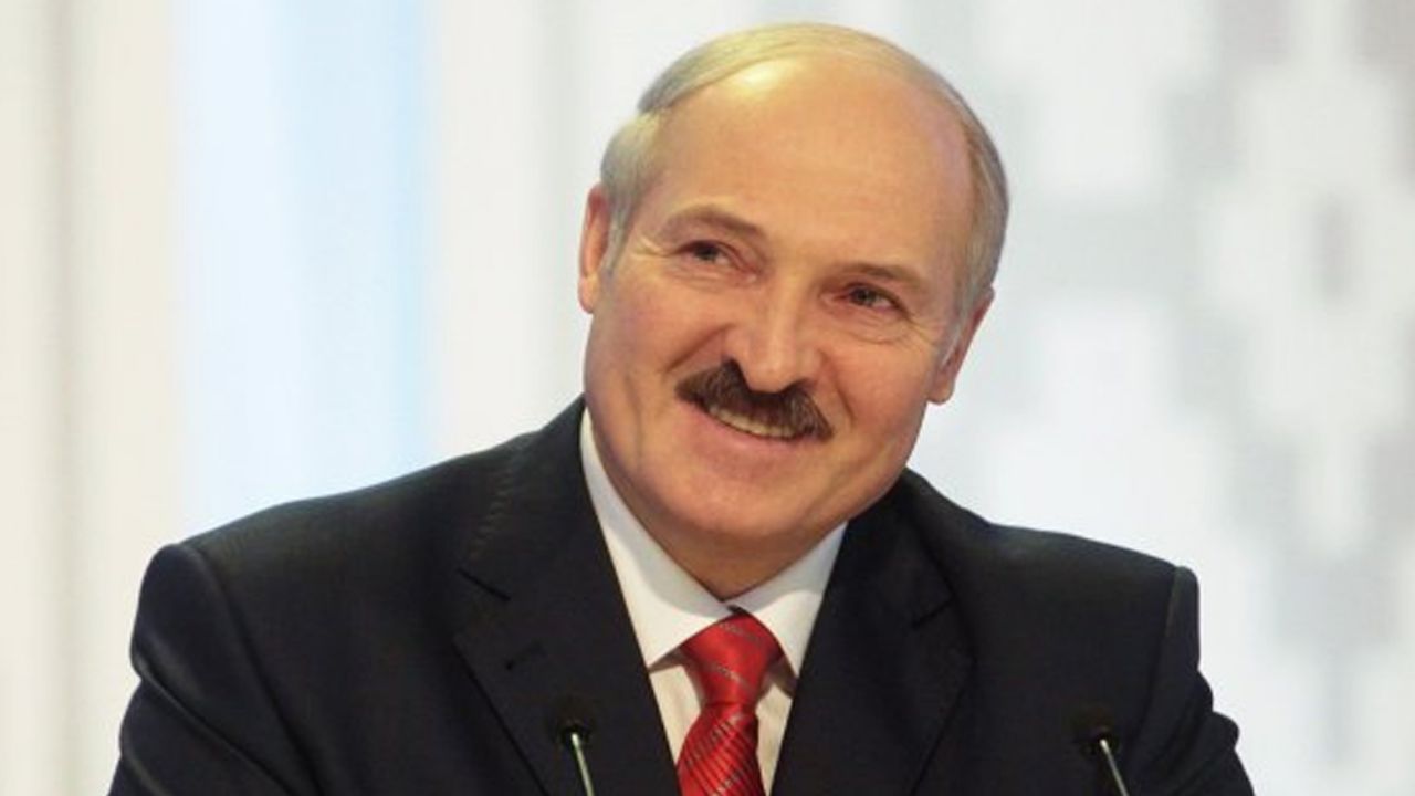 Presidente de Bielorrusia dice que con vodka y sauna se curaría de Covid-19