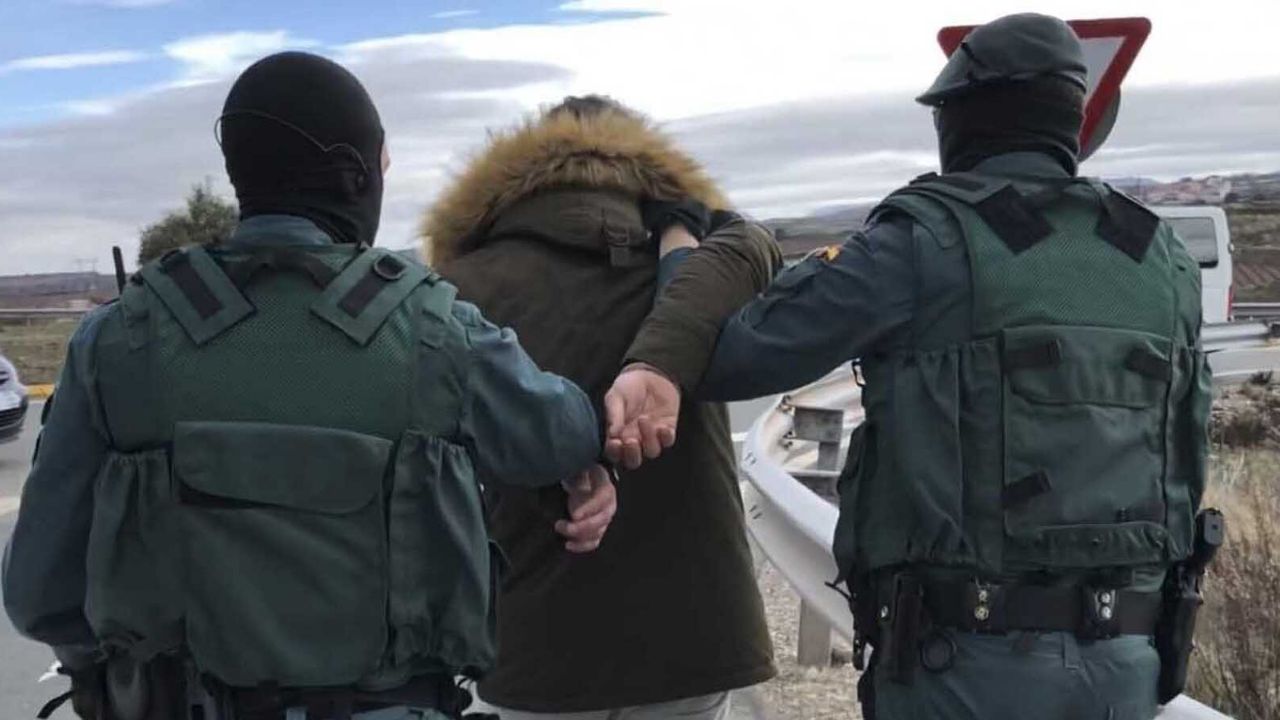 Mujer escupe a policías que pretendían detenerla: “Tengo coronavirus”