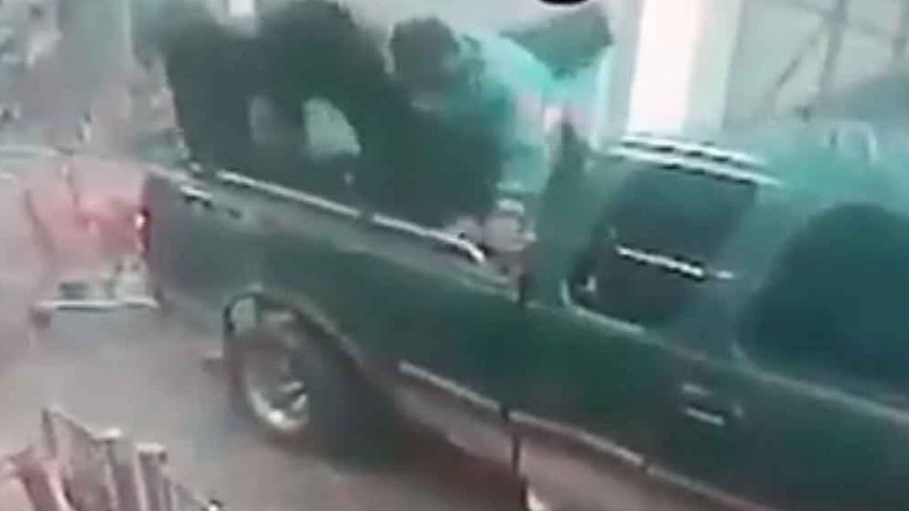 VIDEO: ¡De película! Comando de encapuchados saquea tienda en Edomex