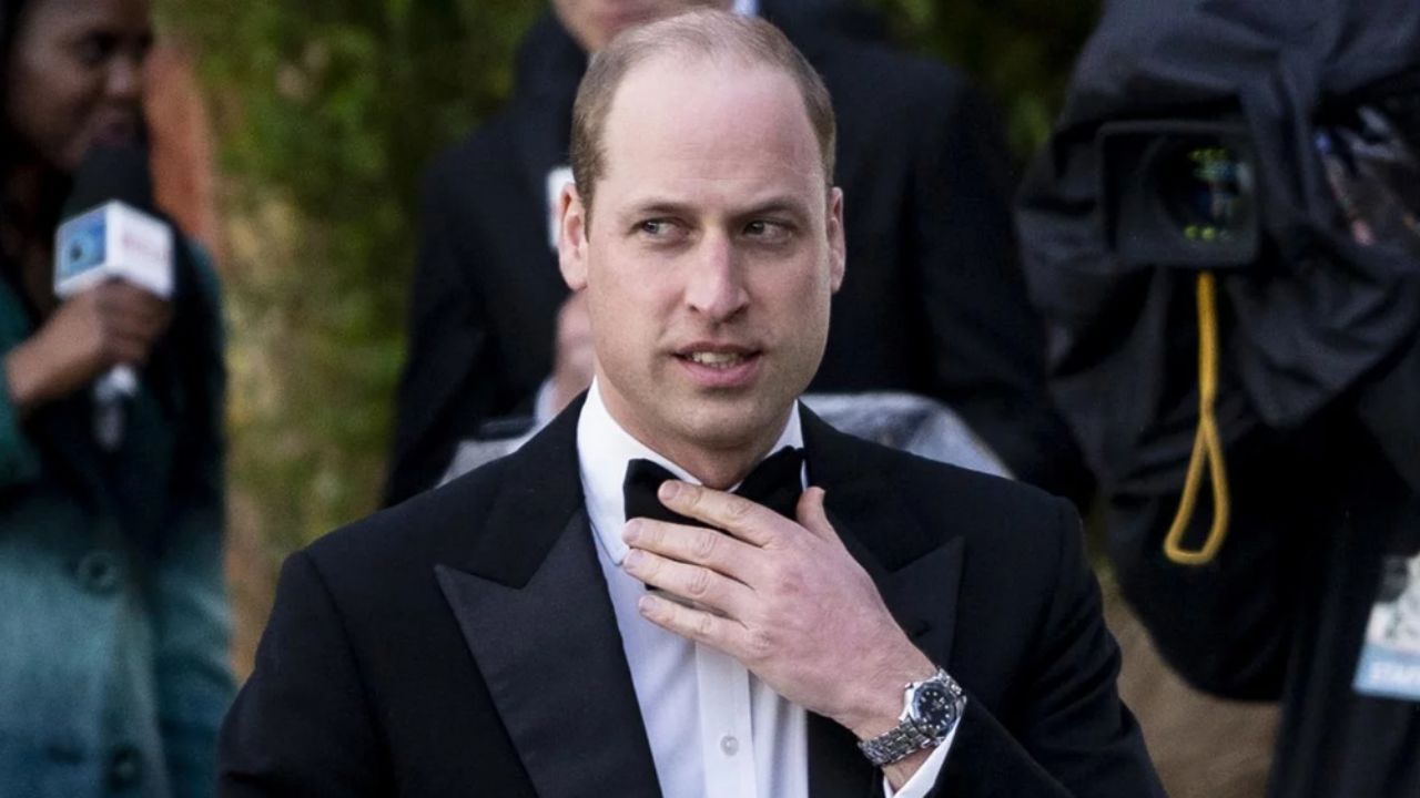 Príncipe William se rebela a la Corona: Es captado al jugar futbol con amigos