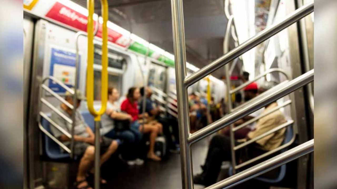 Londres: La alarmante foto del Metro atestado de usuarios pese al Covid-19