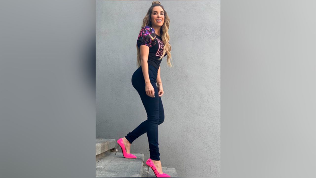 “Horrible piñata”: Andrea Escalona es criticada al posar con extraño atuendo