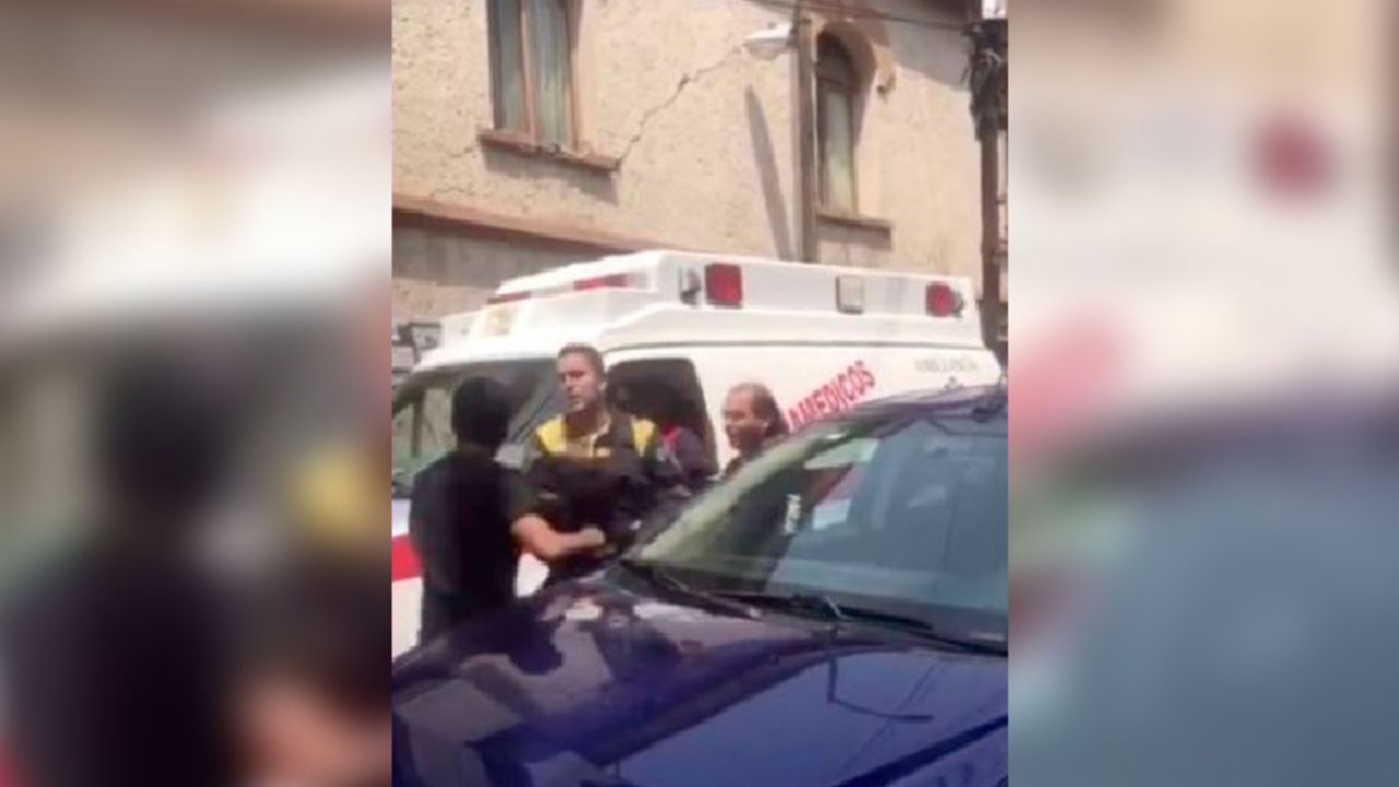 VIDEO: Paramédicos se pelean y uno dice que es familiar de La Unión Tepito