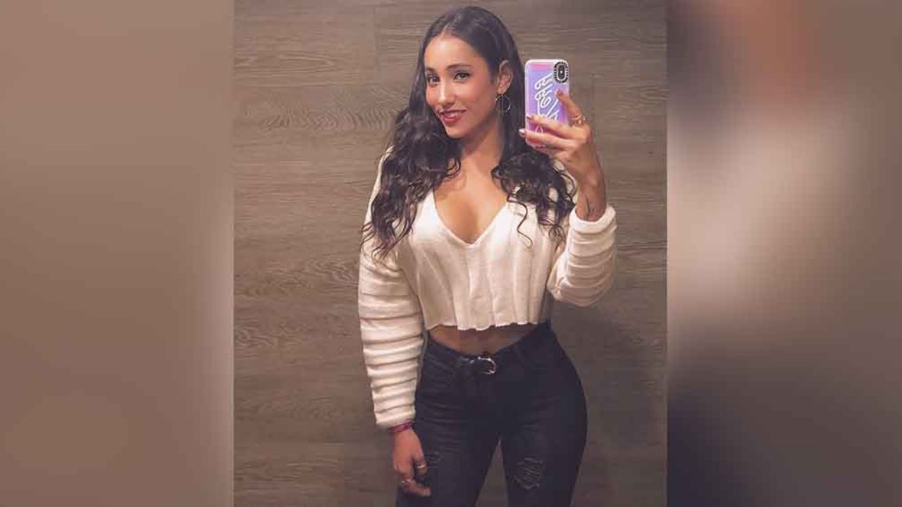 Keyla Caputo roba miradas en París con sus encarnados leggings
