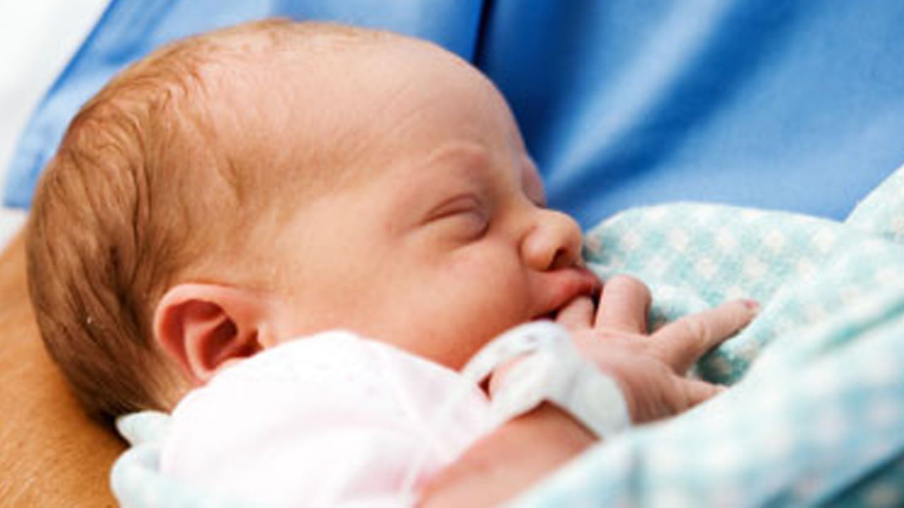 Mujer con coronavirus consigue dar a luz, su bebé quedará bajo observación