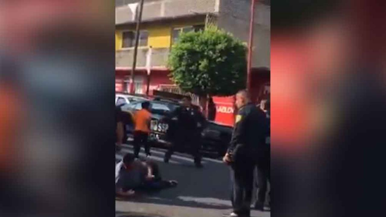 VIDEO: Vendedores de pollo protagonizan pelea campal con policías