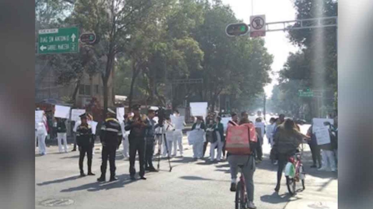 Ante la falta de material para Covid-19, personal del IMSS protesta en las calles