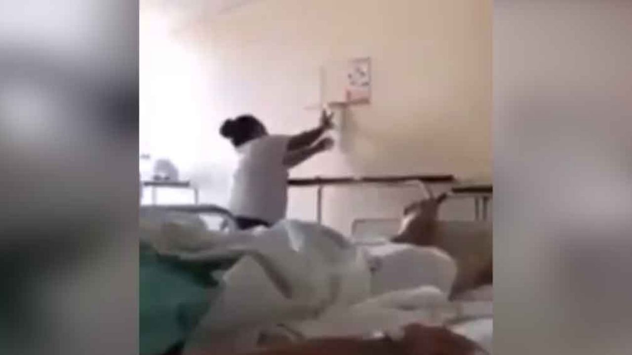 VIDEO: Mujer es captada al robar gel antibacterial de un hospital