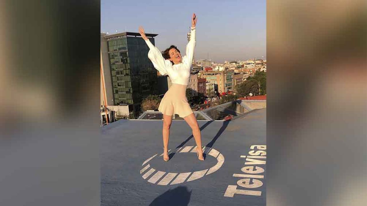 La ‘Chica del clima’ presume sus pronunciadas piernas en minivestido