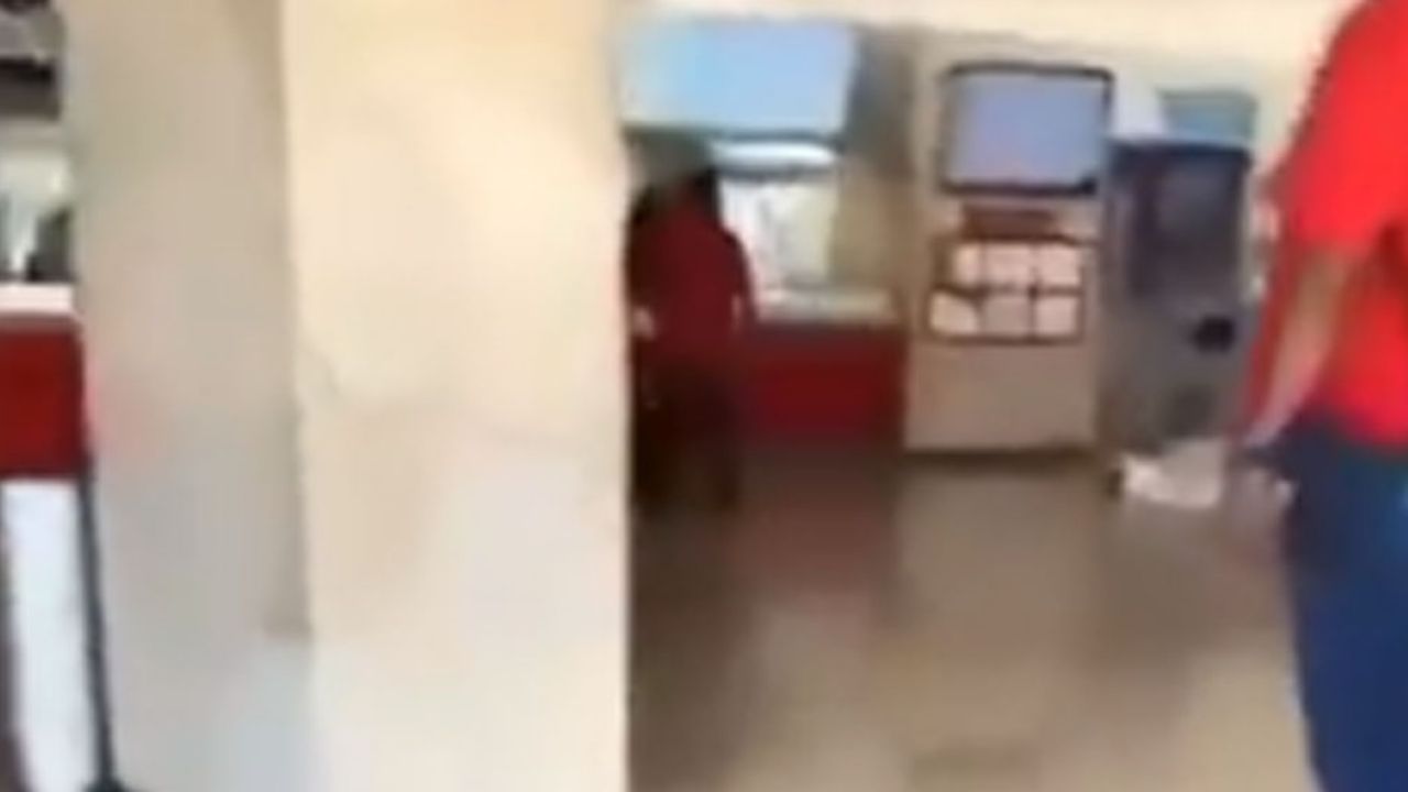 VIDEO: Mientras muere taxista en el piso, gente compra boletos de autobús