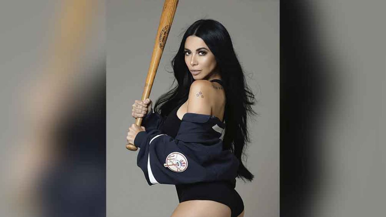 Desde su casa, Jimena Sánchez deleita pupilas en paños menores