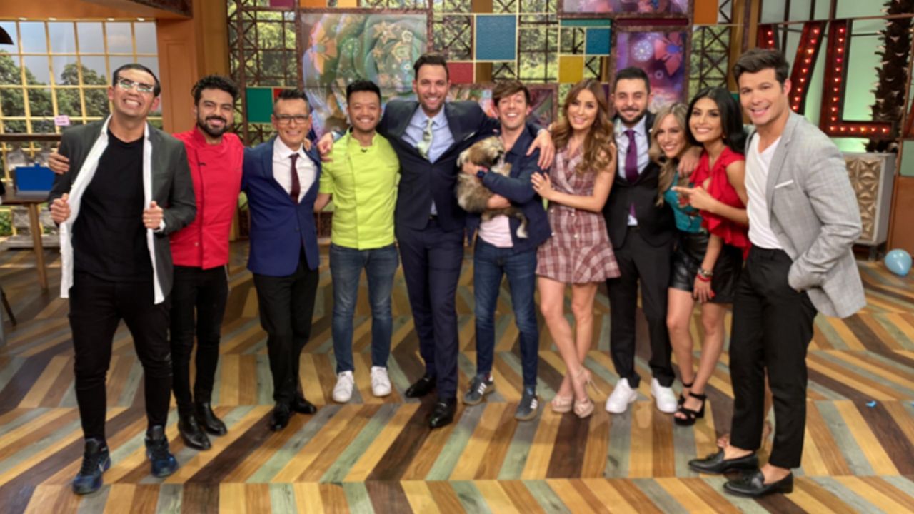 “El viejito de TV Azteca”: Linchan a conductor de ‘VLA’ por ‘anticuado’ atuendo