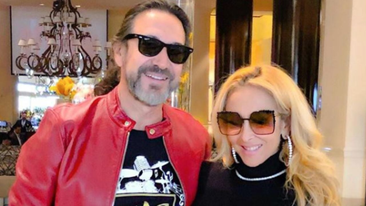 VIDEO: Marco Antonio Solís le echa porras a su esposa mientras ella limpia