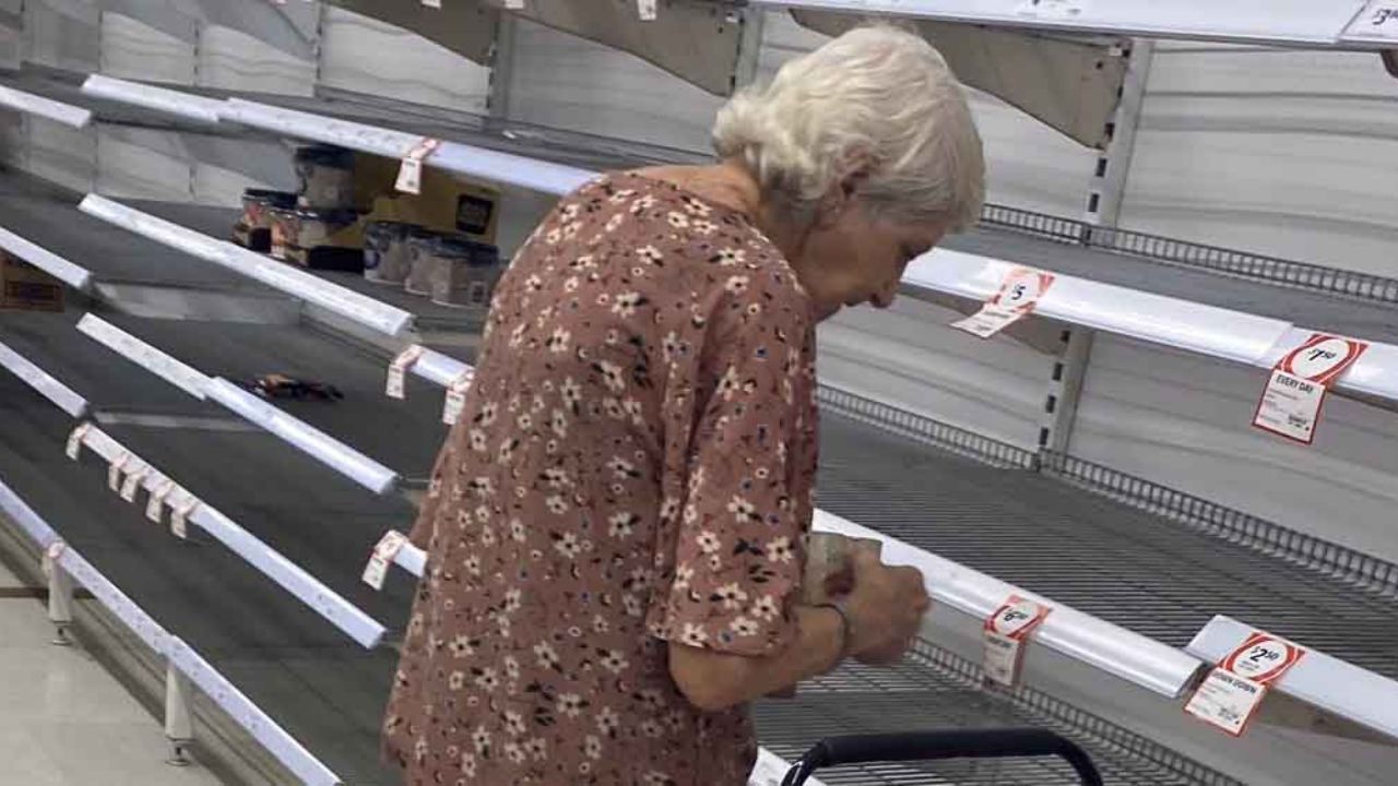 Anciana se queda al borde de las lágrimas por compras de pánico