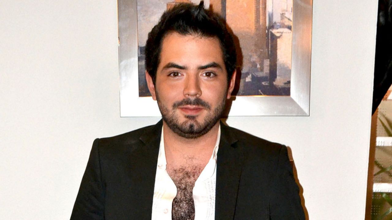 ¿Está loco? Hijo de Derbez ‘adopta’ rollo de papel como compañía en cuarentena