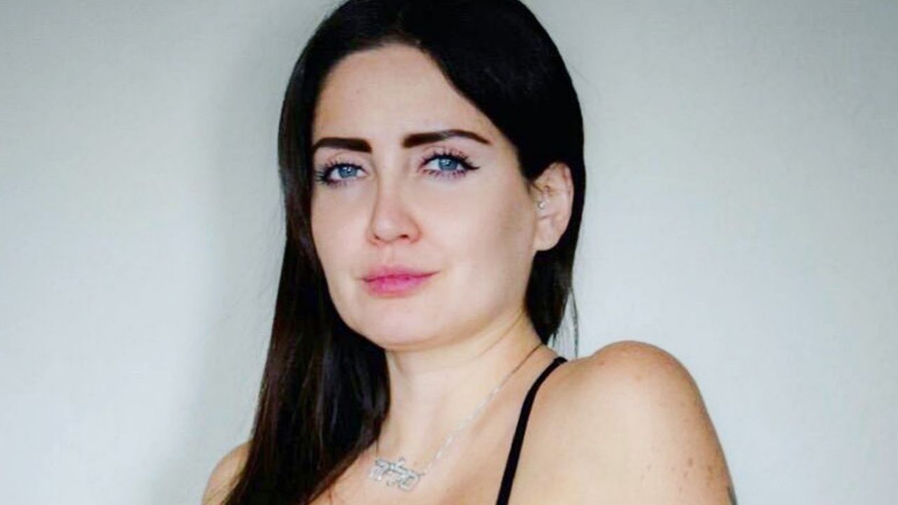 Celia Lora se pone atrevida y modela en nada más que una tanga negra