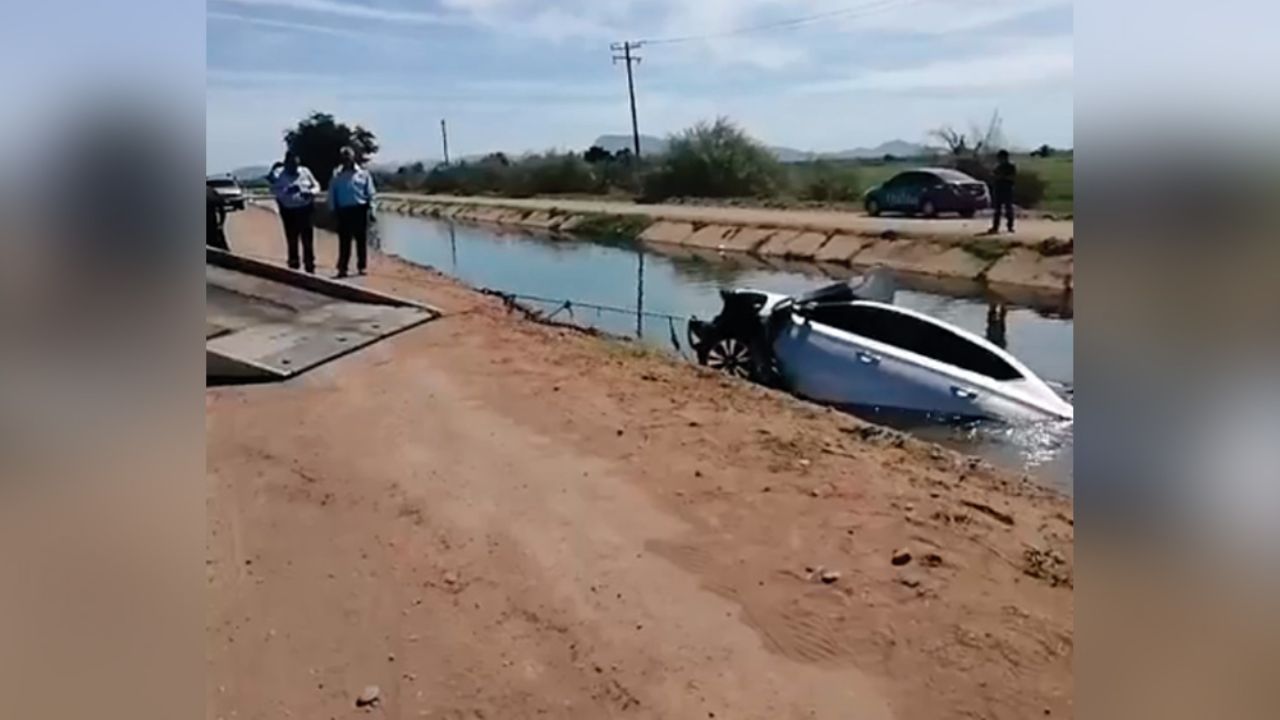 Automóvil se precipita a aguas de canal; conductor presuntamente estaba ebrio